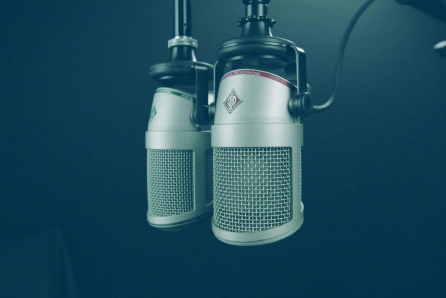Recording session with microphone and acoustic treatment